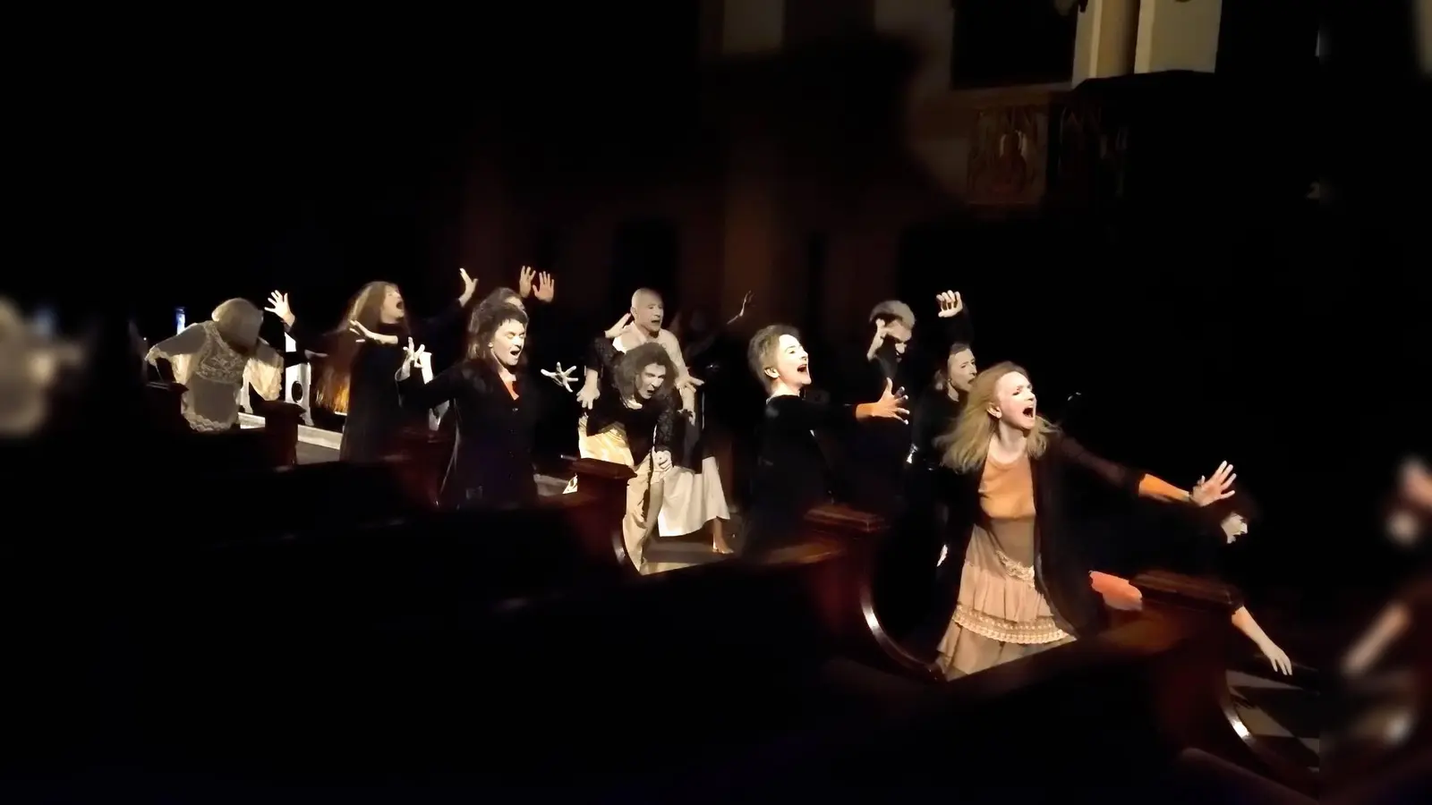 Die Tänzer nutzen den gesamten weitläufigen Raum der Kirche in St.Paul.  (Foto: Volker Derlath)