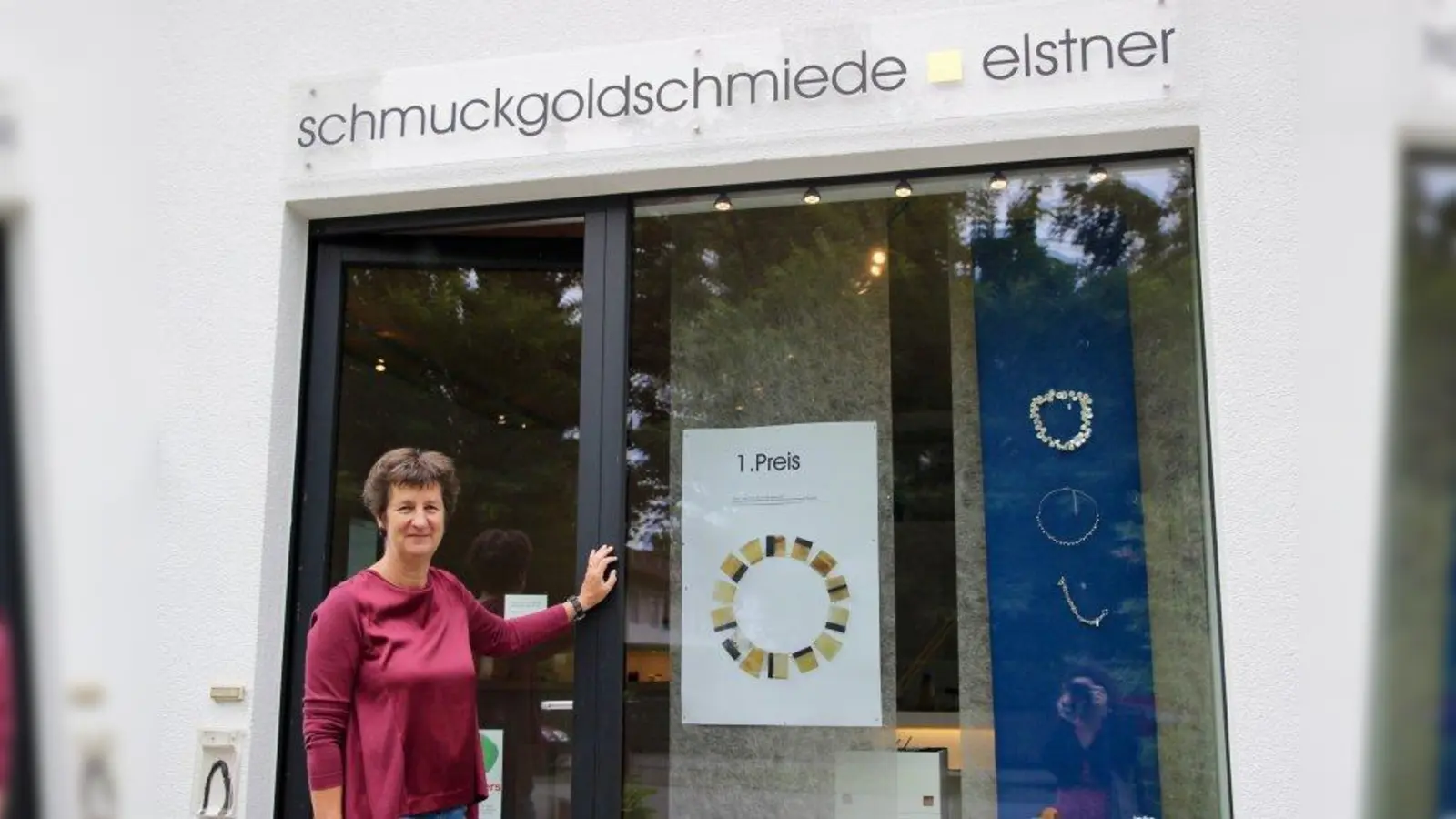 Künstlerisch auf anerkanntem Weg: Die Goldschmiedin Susanne Elstner vor ihrem Atelier in der Gräfelfinger Rottenbucher Straße. (Foto: us)