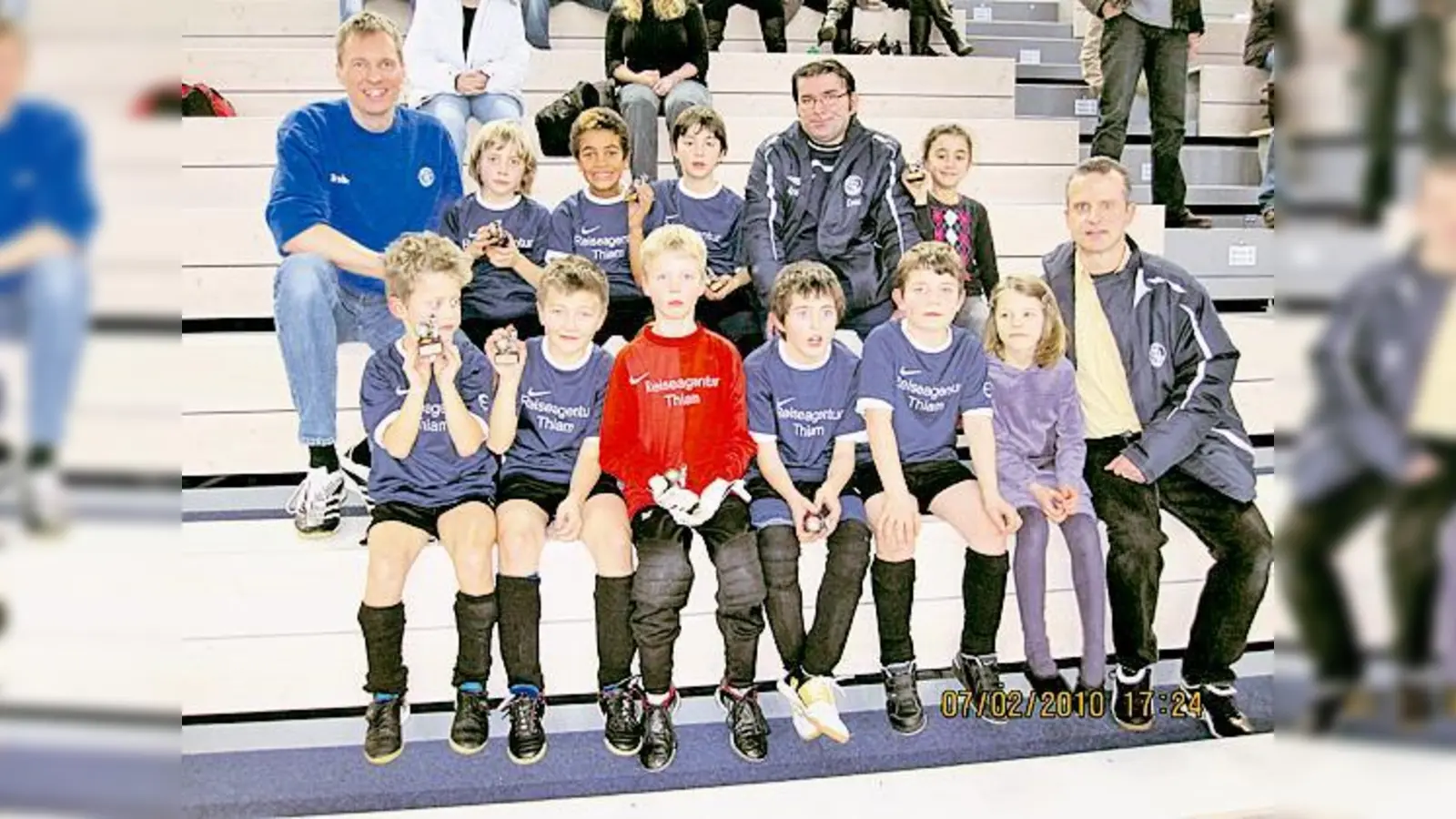 Die starke F 1-Jugend mit ihren Trainern Bodo Rauscher (ganz links), Aydin Türedi (2. v. r. o.) und Betreuer Eckart Keil (ganz rechts). 	 (Foto: Verein)