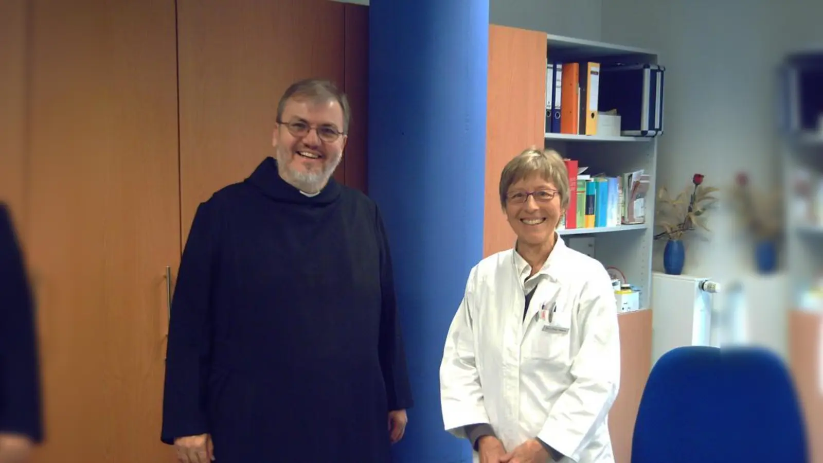 P. Gerhard mit Dr. Irene Frey-Mann, Ärztin in der Obdachlosenhilfe von St. Bonifaz. (Foto: Matthias Schüßler)