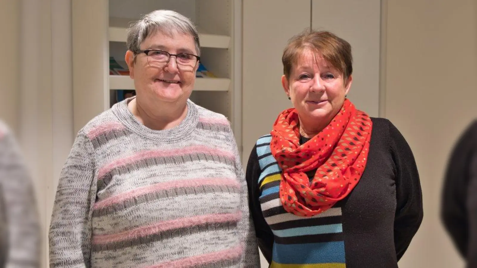 Monique Braun (l.) von der Selbsthilfekontaktstelle der Germeringer Insel) und die Leiterin der Selbsthilfegruppe Krebs, Christel Meißner. (Foto: Germeringer Insel)