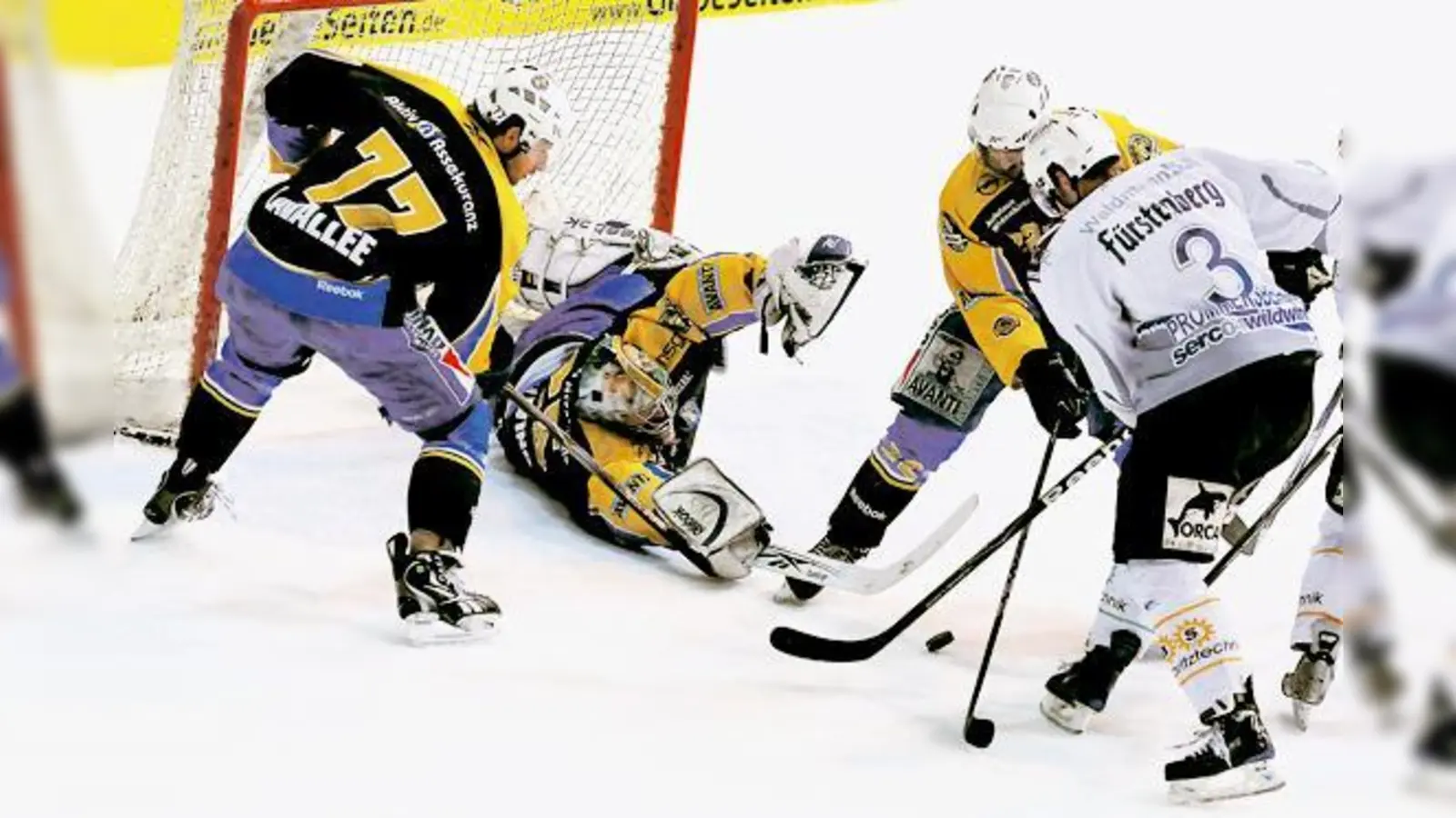 Kämpferisch zeigte sich das EHC-Team beim Spiel gegen Schwenningen am vergangenen Sonntag.	 (Foto: Heike Feiner)
