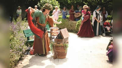 Edle Fräuleins, Marketender und Gaukler lassen beim Schlossgartenfest die Zeit der Renaissance zu neuem Leben erblühen. (Foto: pe)