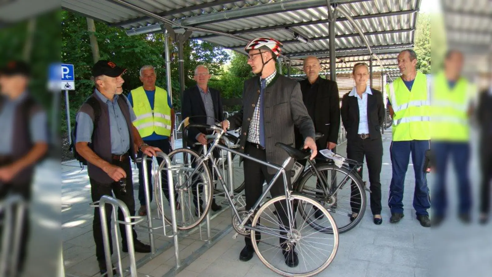 P+R-Geschäftsführer Wolfgang Großmann demonstrierte die praktischen Stellplätze. (Foto: pst)