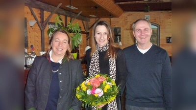 Marlene Greinwald (links) und Marcus Grätz gratulieren der neuen Buttlerhof-Pächterin Aikaterini Chamari. (Foto: Hauck)