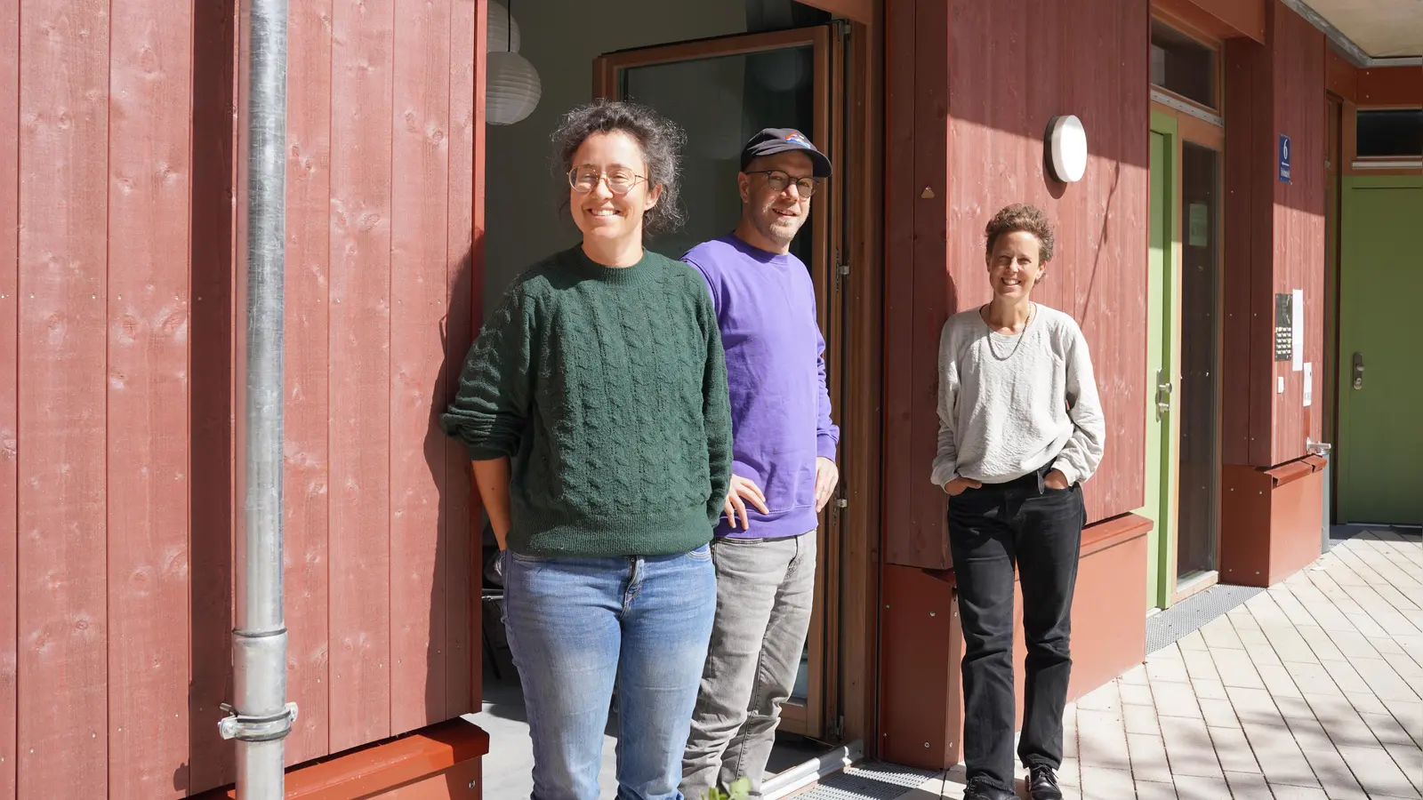 Das Grete-Team Barbara Koch, Hubert Steiner und Kerstin Jost (v.l.) im sogenannten „Community Space“, dem Gemeinschaftsraum der Wohnbaugenossenschaft WOGENO in Freiham (Foto: QuarterM)