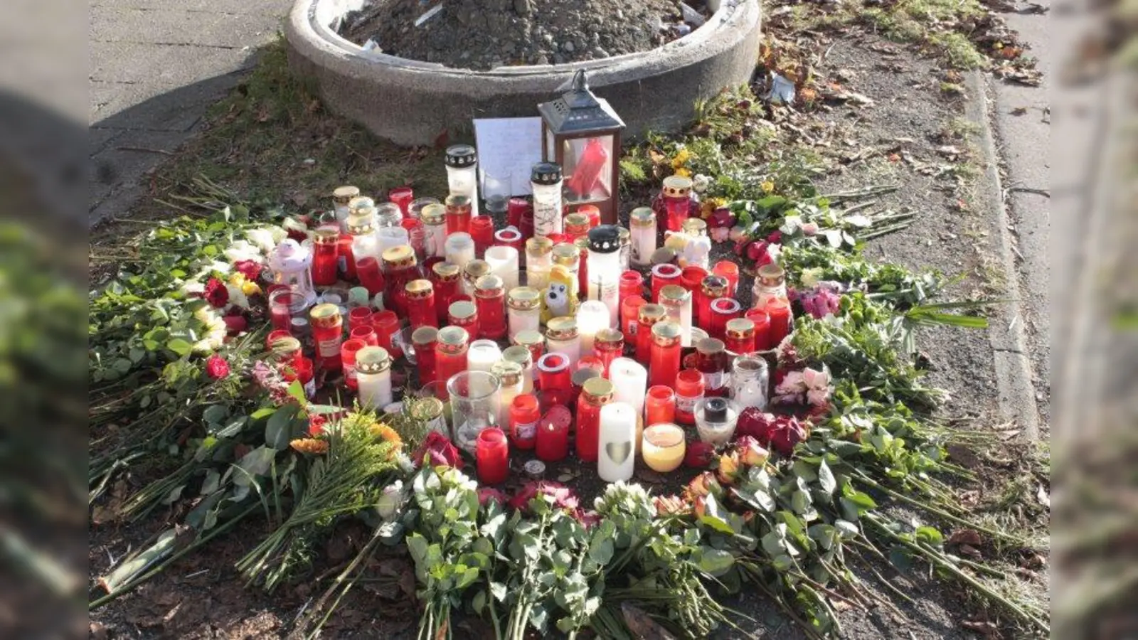 Mitschüler des getöten 14-Jährigen legten am Unfallort Blumen und Kerzen nieder. (Foto: Archiv)