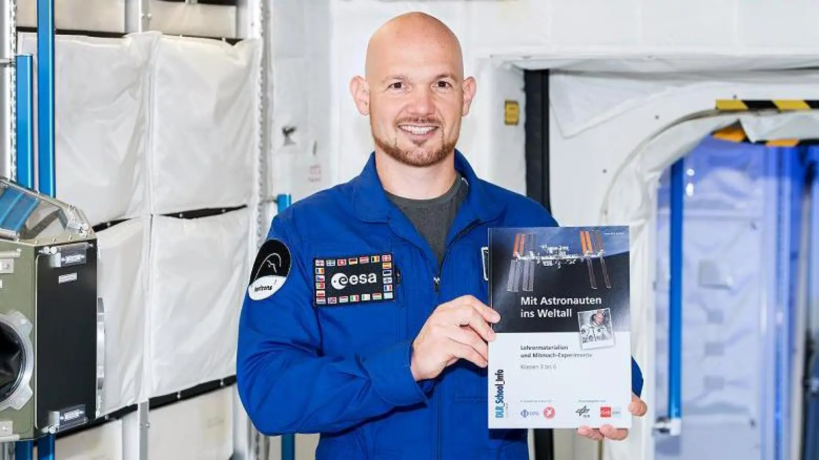 Der deutsche Astronaut Alexander Gerst präsentiert das neue DLR Arbeitsheft. (Foto: DLR)