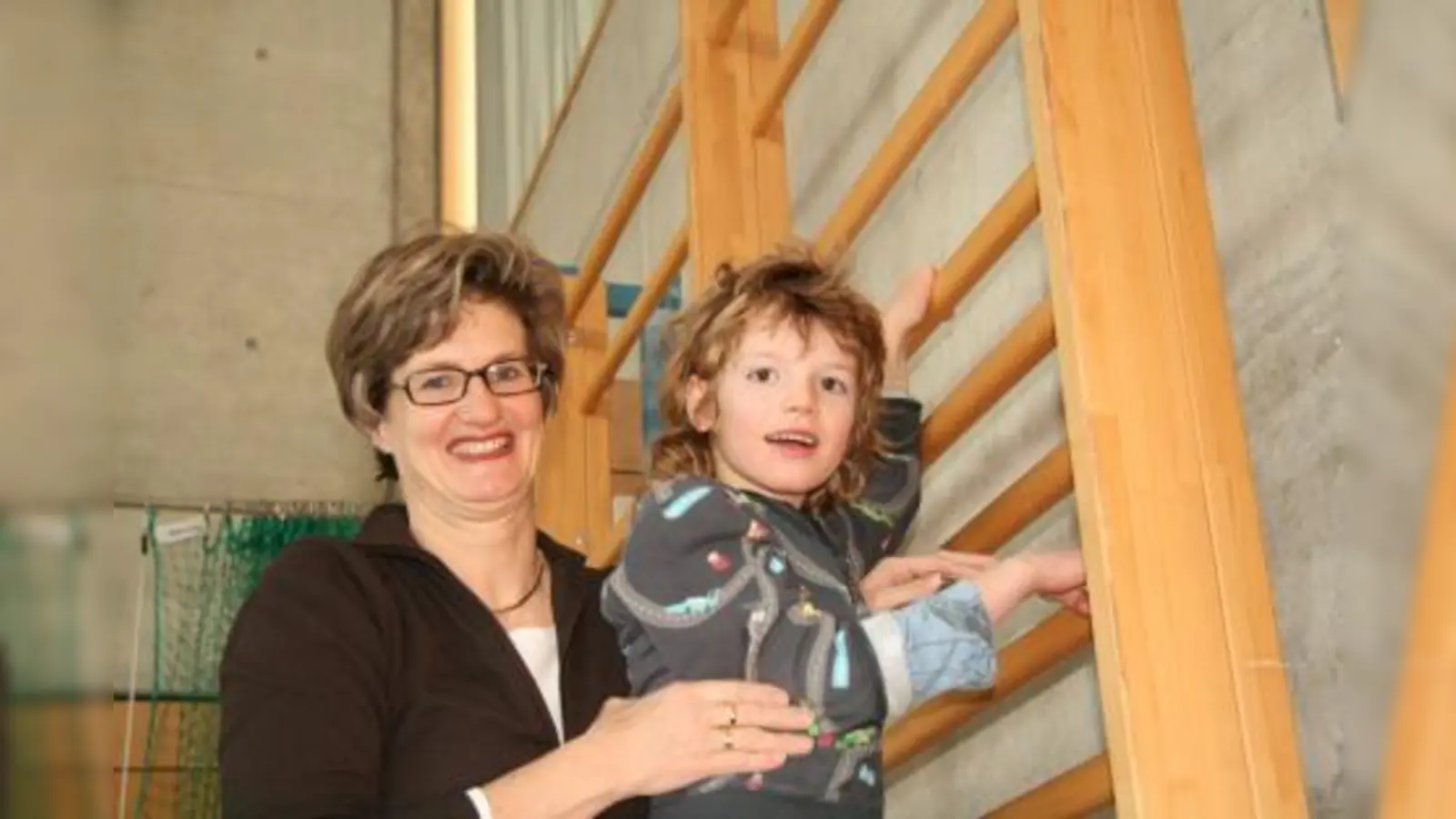 Ginge es nach Pascal Haussmann, könnte der neue Sporttreff jeden Tag stattfinden. Zu Physiotherapeutin Kathrin Källner fasste er schnell vertrauen. „Wir werden viel in Richtung Gleichgewicht, Klettern und Springen machen. Geschwisterkinder sind uns sehr willkommen, wenn es vom Alter gut passt.“ (Foto: US)