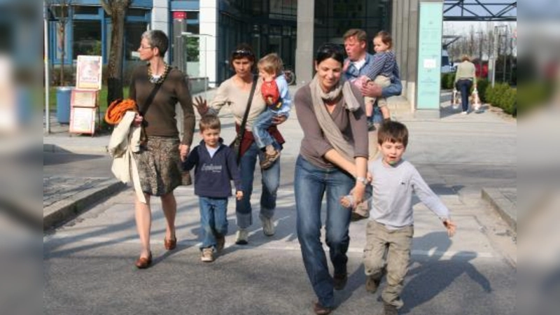 Kinder und Eltern leben vorm Kinderhaus „Xundi” in der Elsenheimer Straße gefährlich. Eine Verkehrszählung soll klären, ob dort eine Ampel installiert werden muss. (Foto: tg)