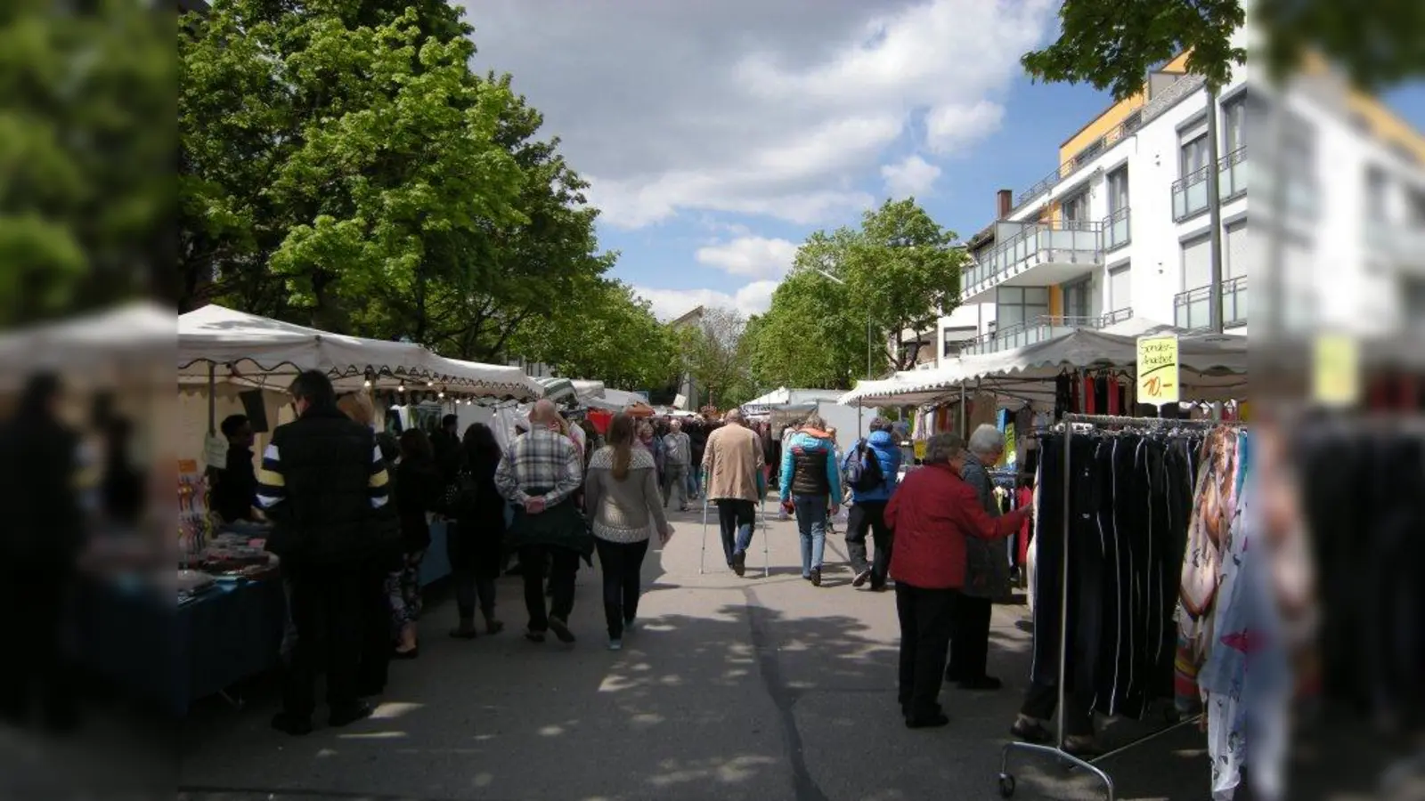 Marktsonntag und Flohmarkt in Karlsfeld: Die Rathausstraße war von vielen Ständen gesäumt. (Foto: hö)