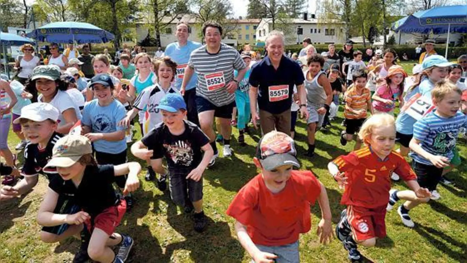 Stolze 130 Teilnehmer nahmen am 2. Spendenlauf in Ottobrunn teil. 	 (Foto: Schunk)