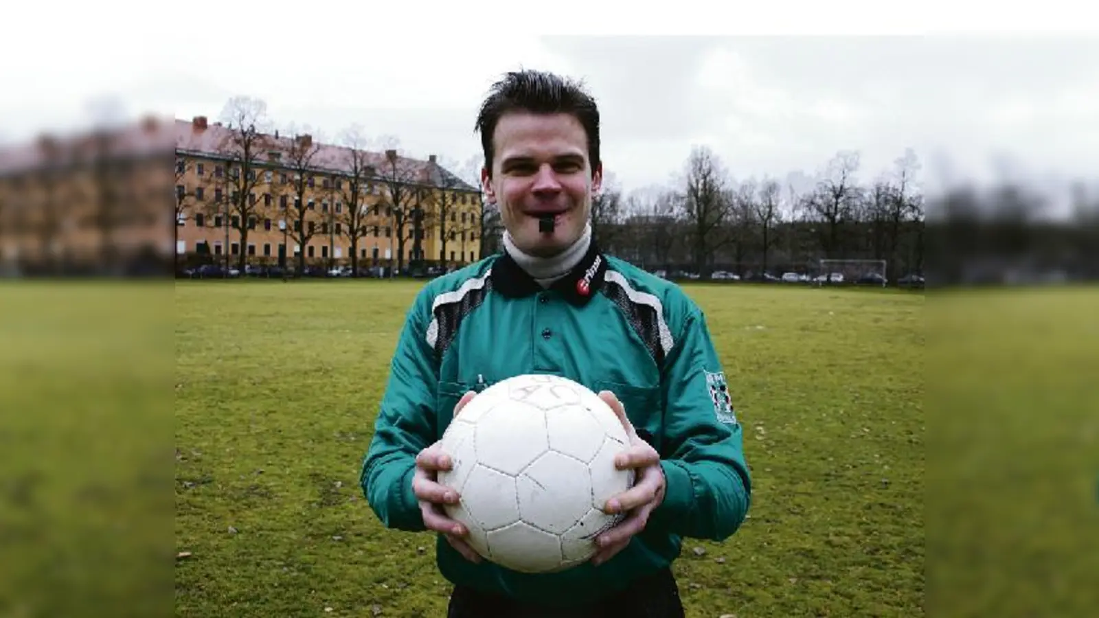 Christian Ehrhardt, Schiedsrichterobmann des SC Amicitia, ist ab kommendem Wochenende in Münchens Kreisligen wieder im Einsatz. Auch für die Moosacher Fußballteams wird es ab Sonntag ernst.	 (Foto: wei)