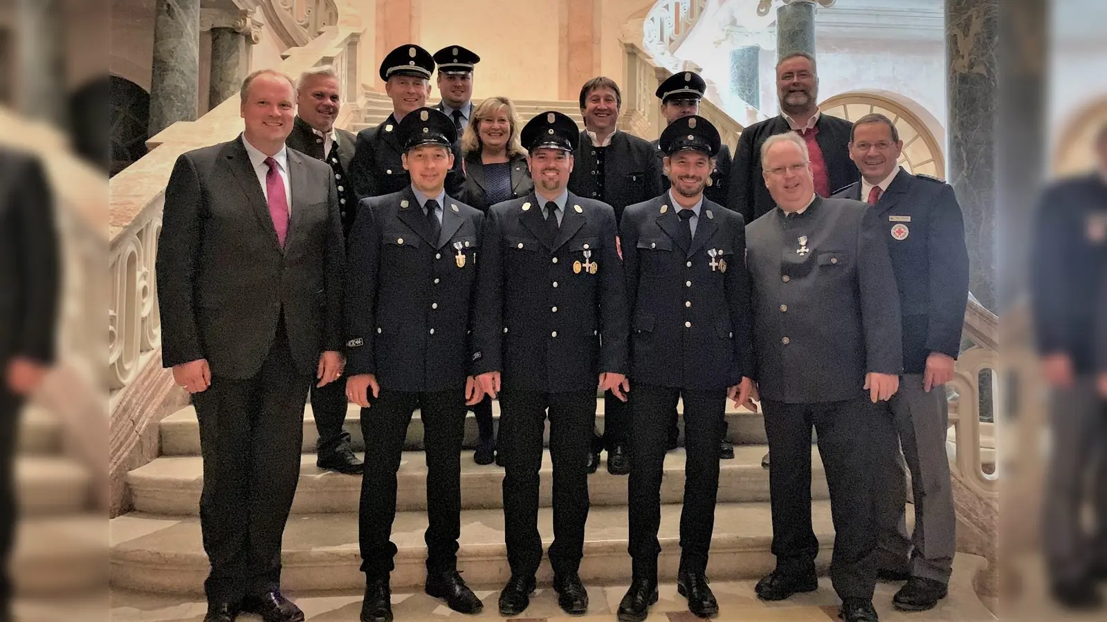 Thomas Angenendt (2. von rechts) und die ausgezeichneten Feuerwehrmänner aus Ismaning im Kreis der Gratulanten, darunter Landrat Christoph Göbel (links). (Foto: BRK Ismaning)