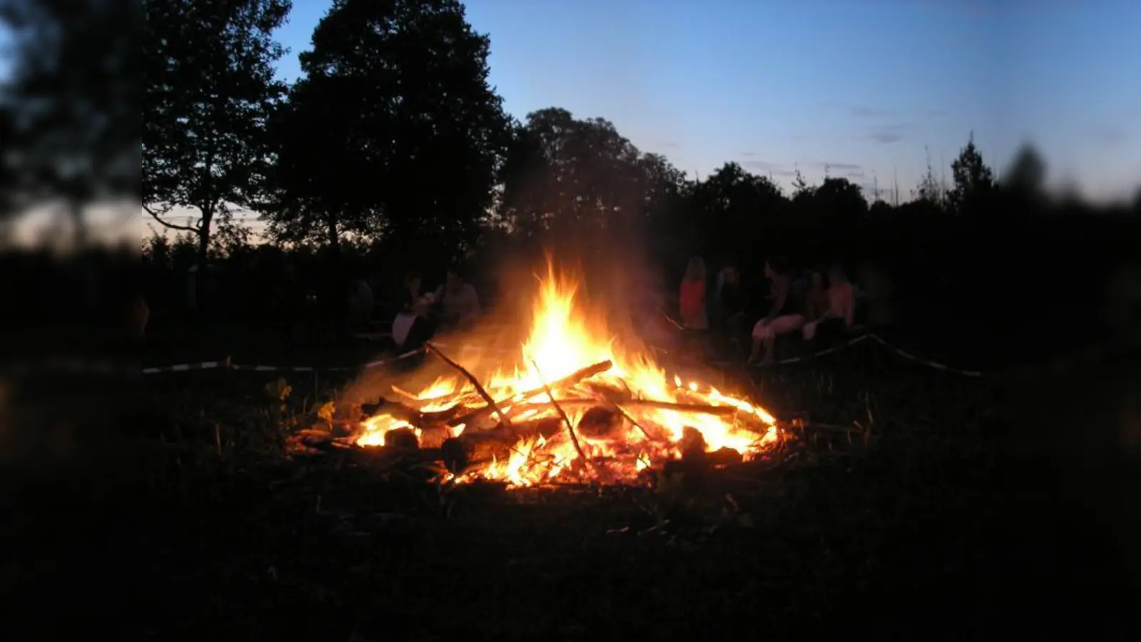 Zahlreich waren die Laimer zum diesjährigen Kartoffelfest erschienen und ließen sich Bio-Kartoffeln mit Quark schmecken. (Foto: Tobias Hößl)