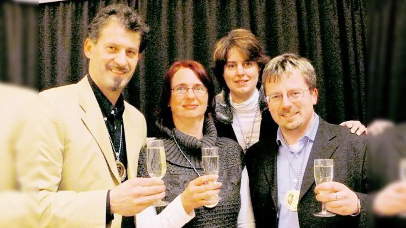 Hatten allen Grund zu feiern: Die Spitzensportler der  Gehörlosen-Olympiade Werner Lackerbauer, Jutta Schweinsberg-Rott, Marion Zimmermann und Ingo Schweinsberg (v.l.).	 (Foto: pt)