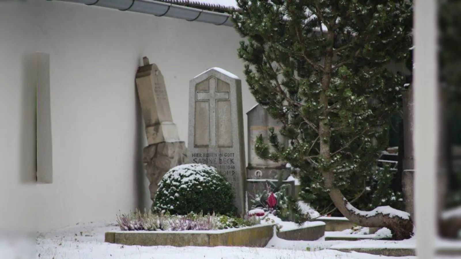 Der alte Friedhof an der Heilig-Kreuz-Kirche ist längst nicht mehr in Betrieb und auch viel zu klein für das neue Wohnviertel. Die ältesten Gräber stammen aus dem 17. Jahrhundert. (Foto: pst)