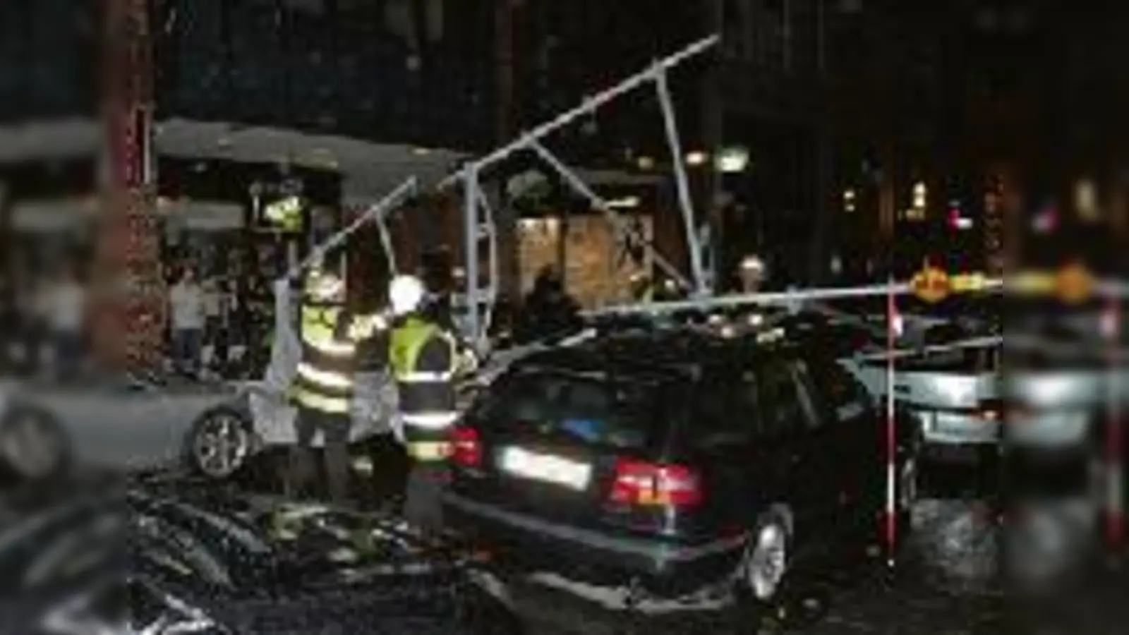 Die Feuerwehr beim Aufräumen der Herzog-Wilhelm-Straße.  (Foto: Feuerwehr)