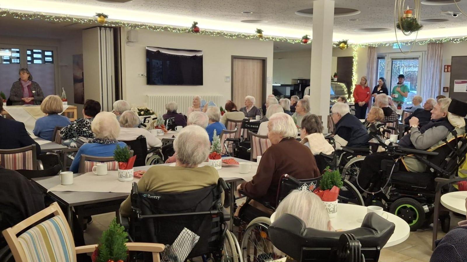 Frauen-Union-Haar-bringt-Adventsfreude-ins-Maria-Stadler-Haus