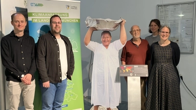 Gruppenbild mit Insulanerin (von links): Jens Diehr (Sachgebietsleiter Energie und Klimaschutz am Landratsamt München), Thomas Münchow vom Team Klimafolgenanpassungsmanagement, Ausstellungsfigur vom Korallenatoll Tokelau im Südpazifik, Jochen Döring (Ha-Ile e. V.), Luisa Ehmke (Klimafolgenanpassungsmanagement) und Andrea Rückert vom SchuPa-Tansania e. V. (Foto: Landratsamt München)