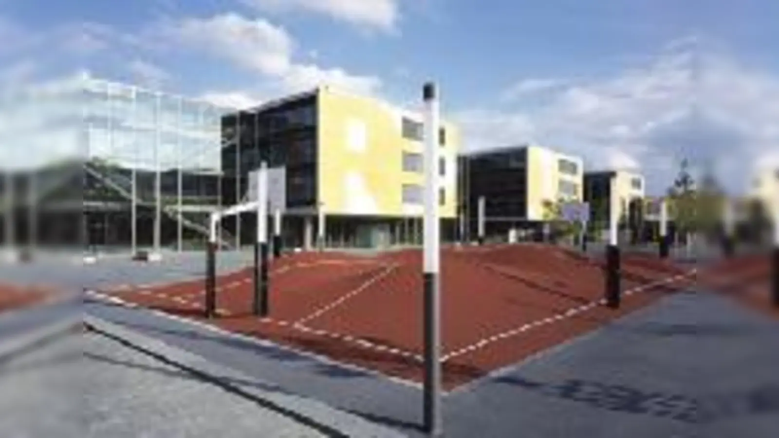 Mehr Schein als Sein: Diese Skulptur am neuen Berufsschulzentrum sieht gut aus, ist aber leider auch nicht für den Sport gebaut. 	 (Foto: Baureferat)