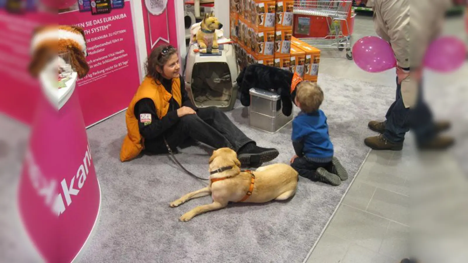 Hildegard Jung von der Organisation „Beißt der?” zeigt Kindern im Freßnapf XXL richtiges Verhalten Hunden gegenüber. (Foto: Fressnapf München)