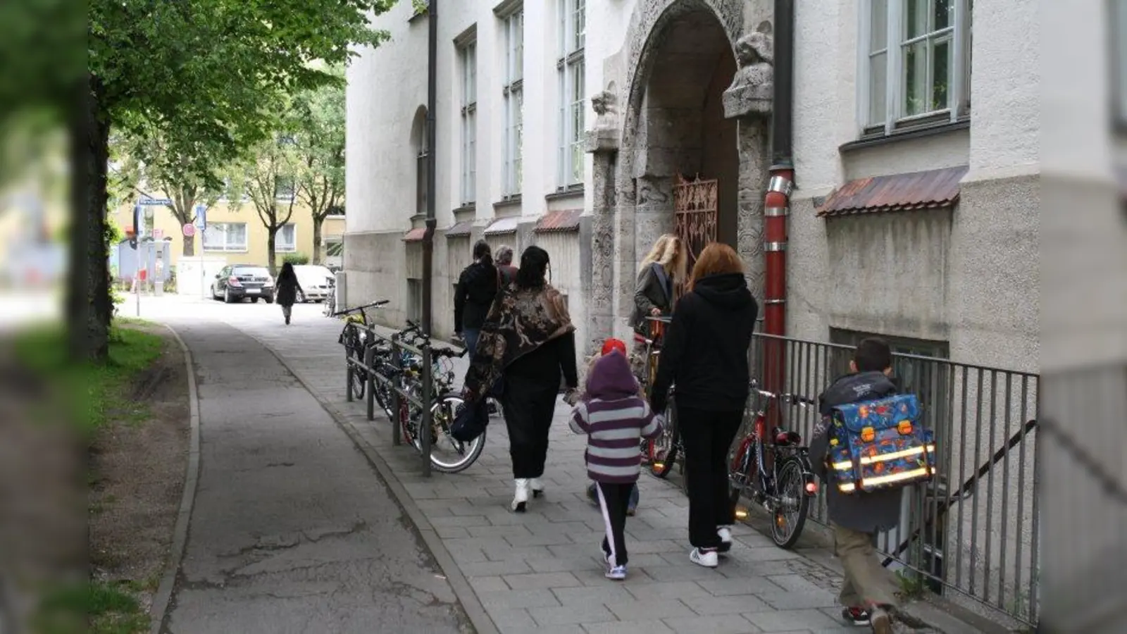 An der Grundschule in der Hirschbergstraße gibt es keinen Bedarf nach einer Ganztagsklasse - die Kinder gehen entweder in die Mittagsbetreuung oder in den Hort. (Foto: sb)