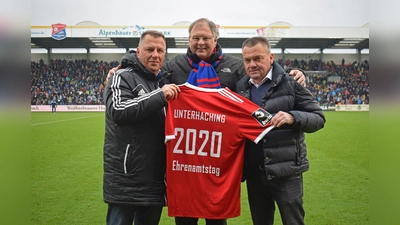 Machen sich gemeinsam stark für's Ehrenamt: Vize-Präsident Peter Wagstyl, Bürgermeister Wolfgang Panzer und SpVgg-Präsident Manfred Schwabl.  (Foto: SpVgg Unterhaching)
