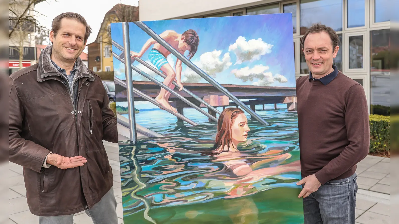 Bereiten die Ausstellung im Herrschinger Rathaus vor: Künstler Michael Wörle (l.) und Kulturreferent Hans-Hermann Weinen. (Foto: Gemeinde Herrsching)