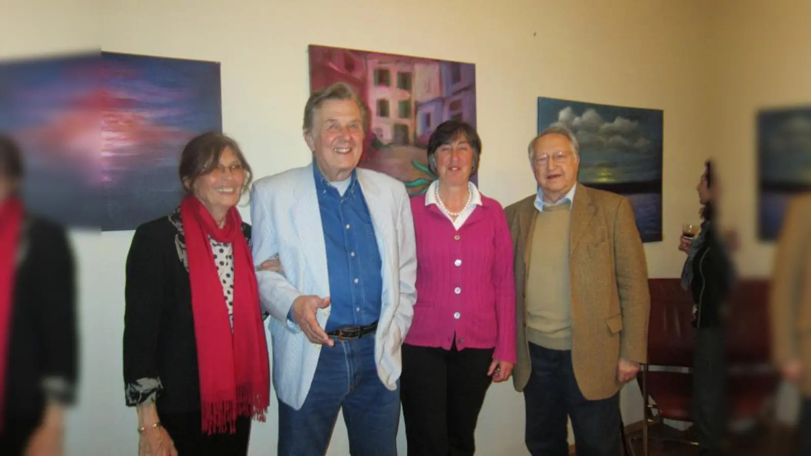 Der Künstler Michael Likan (2. v. l.) mit Sybile Zippold (2. v. r.), Günther Walch (r.) und einer Kundin der Firma Zippold vor seinen Werken. (Foto: Margot Günther)