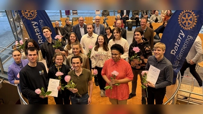 Die Gewinner des Rotary-Jugendpreises stellen sich zum Gruppenfoto. (Foto: pst)