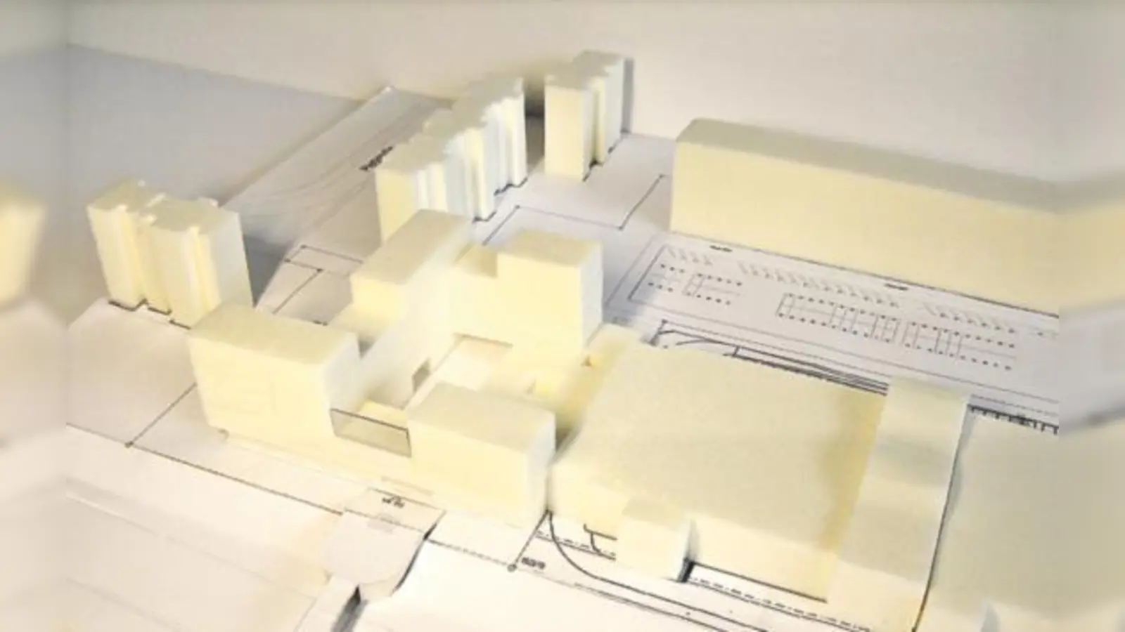 Modellansicht des neuen Plettzentrums mit Gewerbe, Kindertagesstätten und Wohneinheiten.  (Foto: Jürgen Engel Architekt)