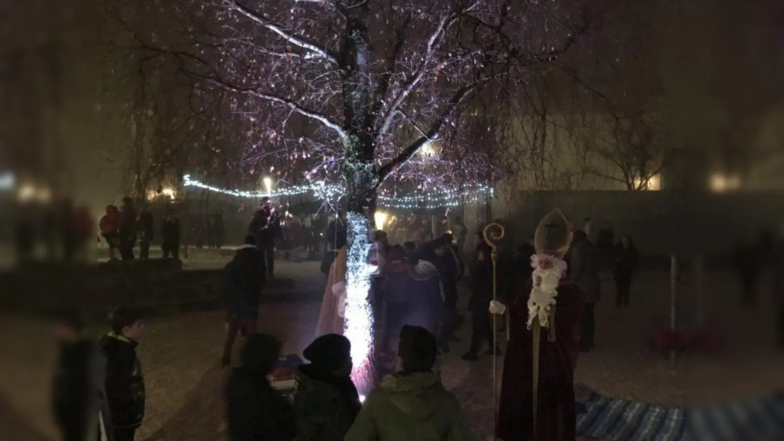Schulleiter Walter Braun begrüßte Schüler, Eltern und Freunde der Germeringer Mittelschule und eröffnete im Nikolauskostüm den Adventsmarkt. (Foto: Mittelschule Germering an der Wittelsbacherstraße)