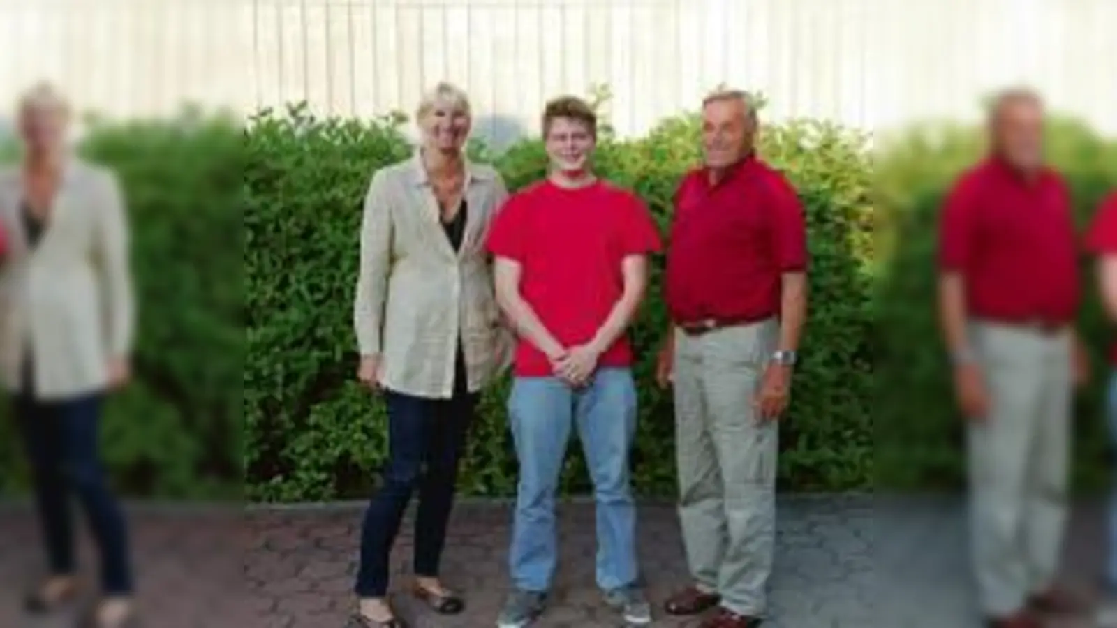 Der FSJler Felix Schiedel, umrahmt vom SV Haimhausen durch Sabine Hirner, die Vereinssekretärin, und Theo Thönnissen. 	 (Foto: sh)