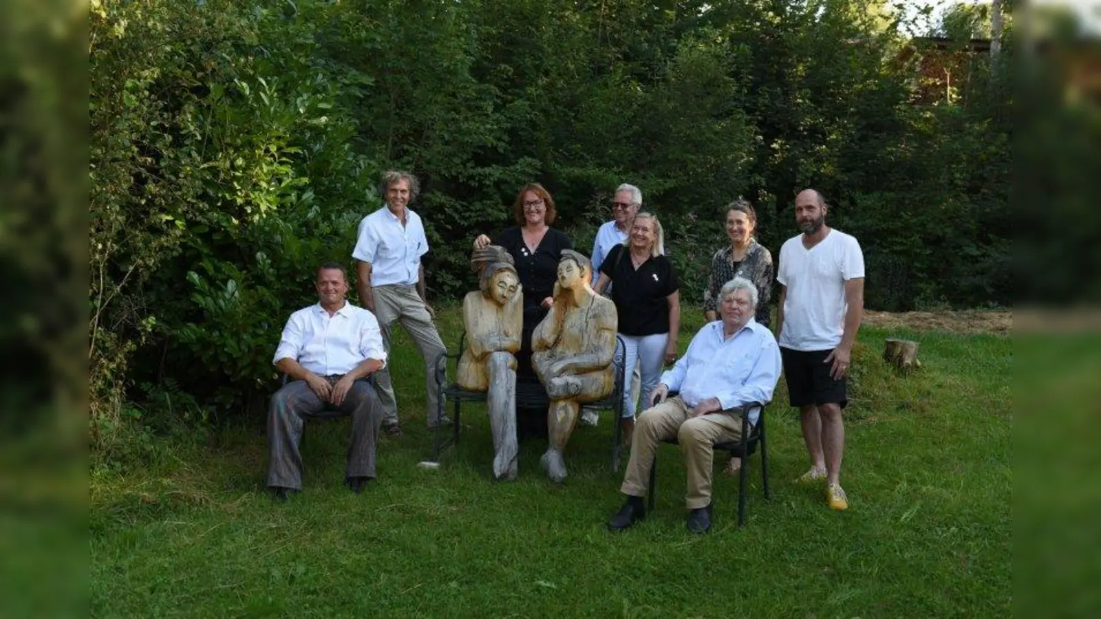 Die „8 am Bach” (von links) Mattias Bischoff, Johannes Hofbauer, Stefanie von Quast, Michael Glatzel, Doris Leuschner, Helge Voit, Susanne Hauenstein und Christof Jenauth. (Foto: Max Mirlach)