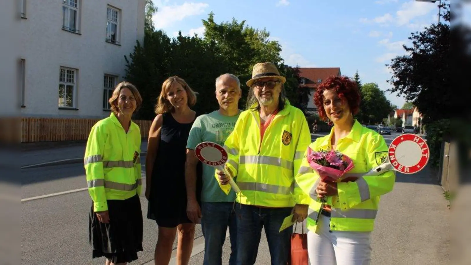 Dietlinde Schermer (l.), die Leiterin des Schulwegdienstes an der Grundschule in der Eversbuschstraße, zusammen mit Rektorin Daniela Weinberger (2.v.l.), Karsten Simon (Mitte), dem Vorsitzenden des Elternbeirats, sowie den Schulweghelfern Günter Jocham und Joana Neumann. (Foto: sb)