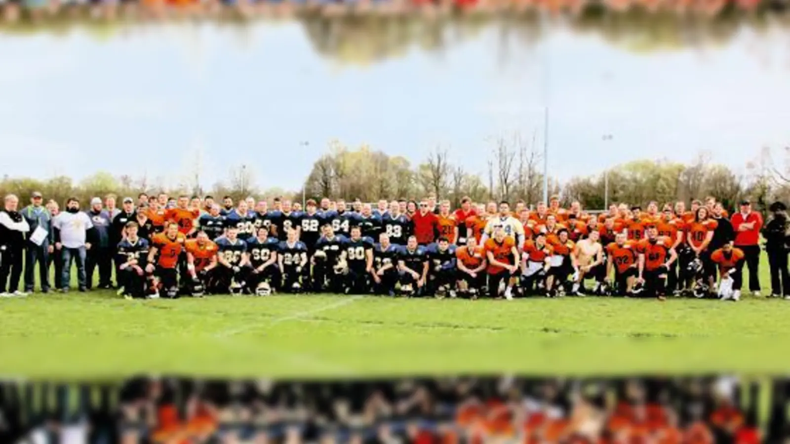 Die Bulls Seniors (blau) nach dem Scrimmage mit den München Rangers (orange)	 (Foto: Dietlinde Orend)