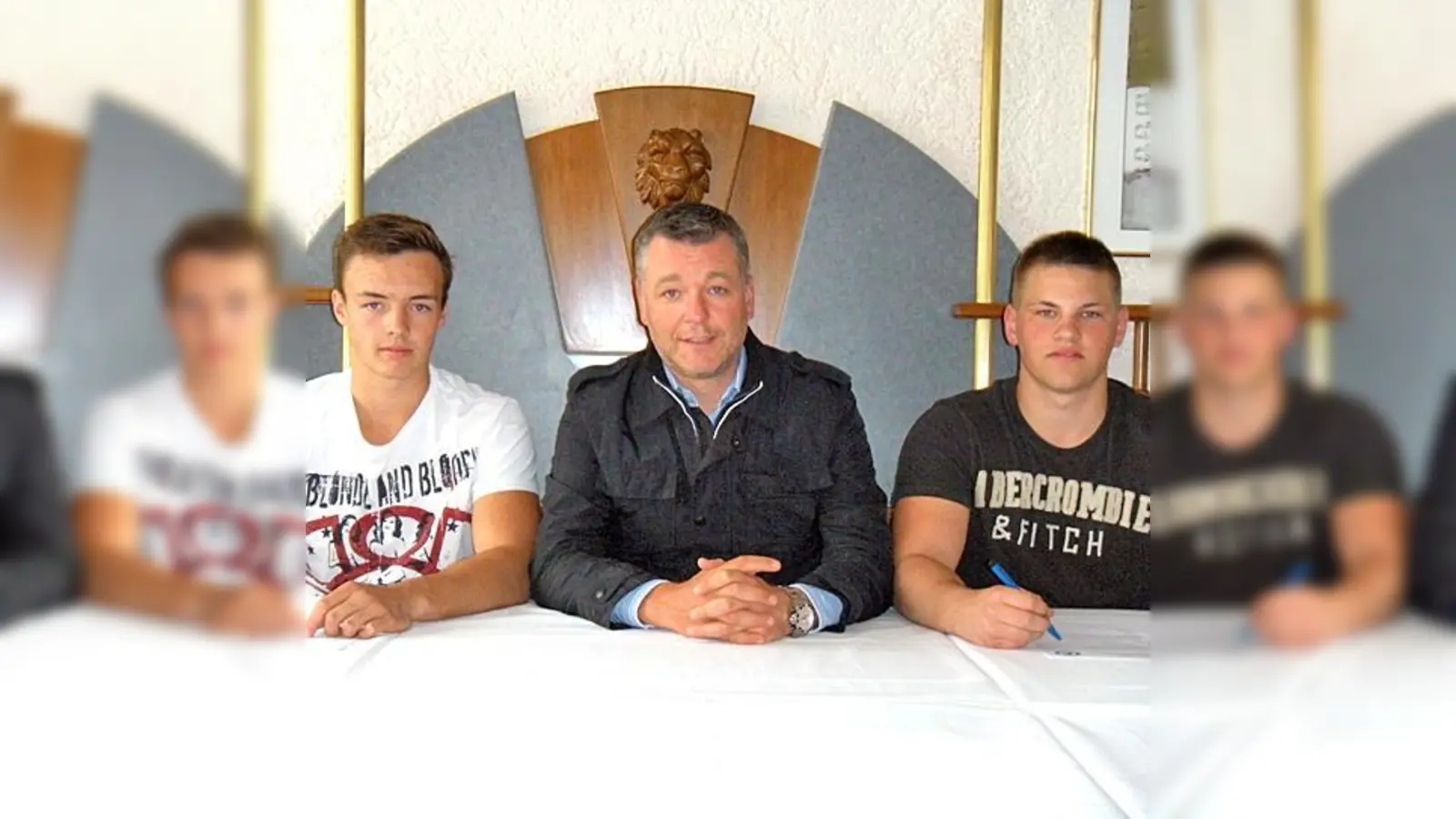 Raphael Kaefer, Klubchef Alexander Stolberg und Markus Eberhardt (v.l.) bei der Vertragsverlängerung der beiden Stürmertalente.  (Foto: smg)