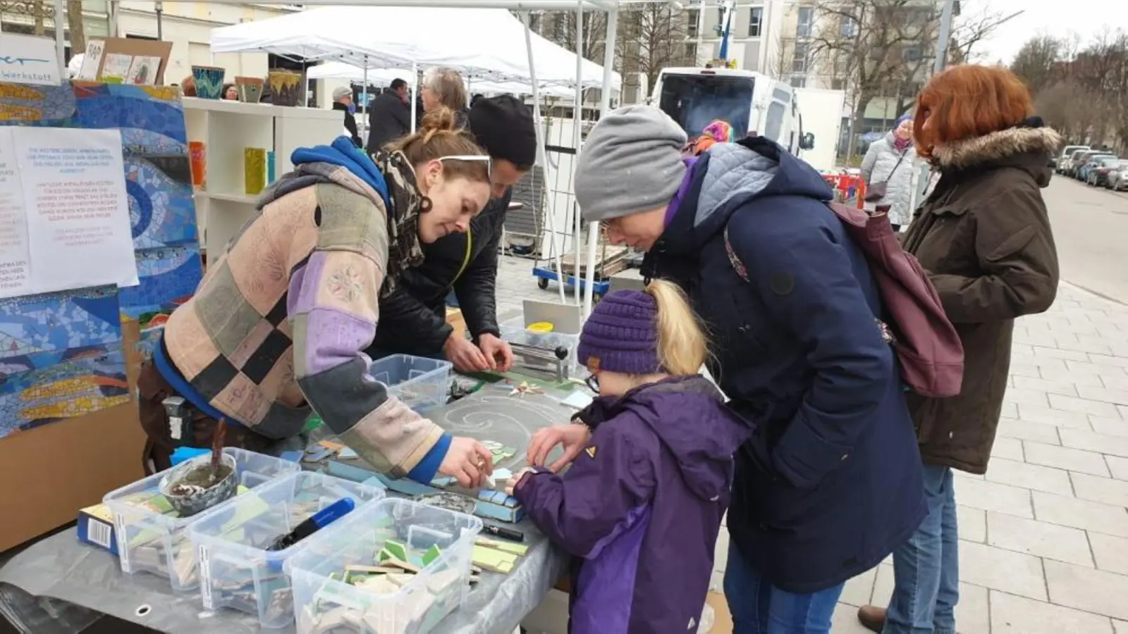 Gemeinsam wurden in der Vergangenheit die Mosaike geschaffen, jetzt werden wieder neue erstellt. (Foto: BI)