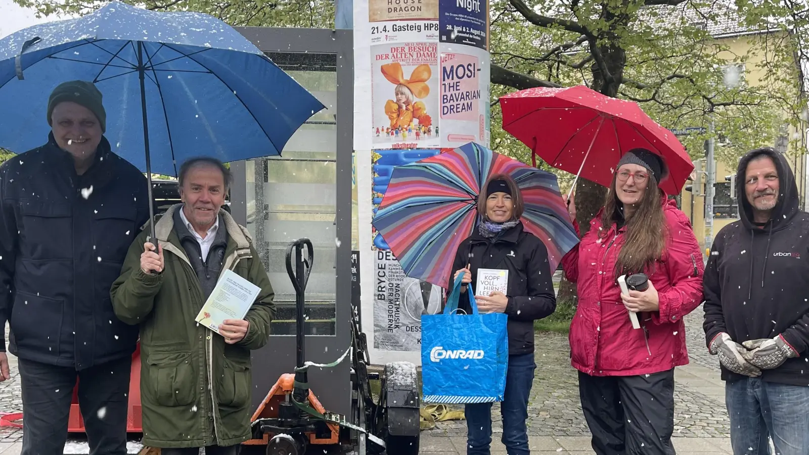 Echte Bücherfreunde lassen sich von schlechtem Wetter nicht abhalten. Beim Auffstellen des 1. Bücherschranks waren dabei: (v.l.) Hans-Jürgen-Greve, Robert M. Franck, Corinna Wöhlbier, Katharina Komarnicki und Thomas Bruch.  (Foto: hw)