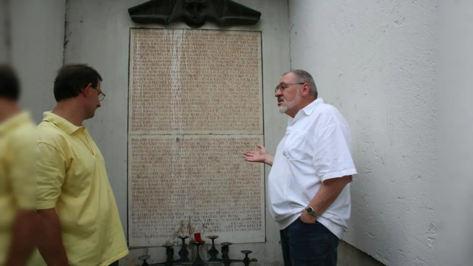Die Pflege von Gedenkstätten für Gefallene, wie der an der Kirche „Namen Jesu“ liegt Arthur Gaßmann (l.) und Gerhard Krämer vom Veteranen- und Kriegerverein am Herzen. (Foto: tg)