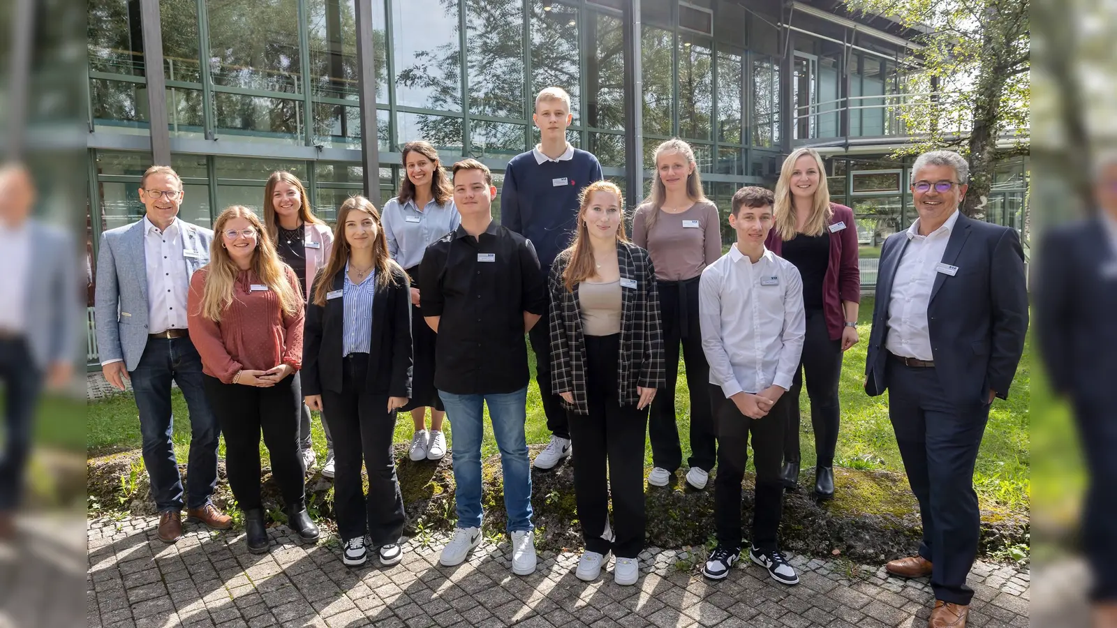 Begrüßung im Landratsamt: v.l. Norbert Sontheim (Leiter Haupt- und Personalverwaltung), Kerstin Lehmeier (Ausbildungsleitung) ,Katrin Schwaighofer (Ausbildungsbeauftragte), Laura Haxholli, Rebekka Lipkart, Stefan Buchner, Christopher Otawa, Anna Graf, Ruth Resch, Damon Sembach, Annika Steinitz (stellvertretende Leiterin Haupt- und Personalverwaltung) und stellvertretender Landrat Matthias Vilsmayer (Foto: Landratsamt Starnberg)