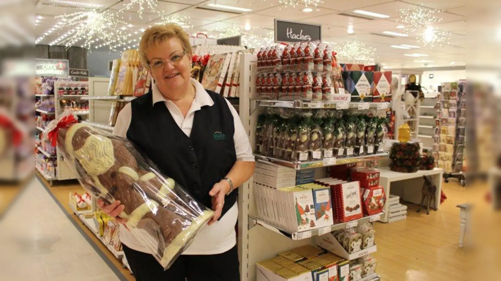 Kaufhof-Mitarbeiterin Elfriede Ames präsentiert den vier Kilogramm schweren Nikolaus der Firma Heilemann. (Foto: sb)