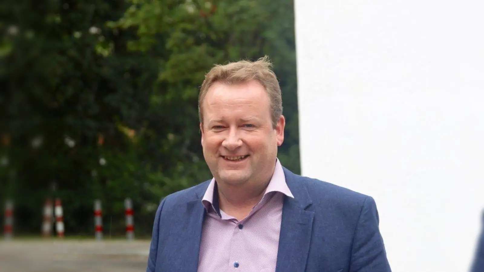 Bürgermeister Peter Köstler führte die Schülerinnen und Schüler durchs Rathaus und erklärte ihnen, wie die Verwaltung funktioniert und wie der Tagesablauf des Bürgermeisters aussieht. (Foto: us/ Archiv)