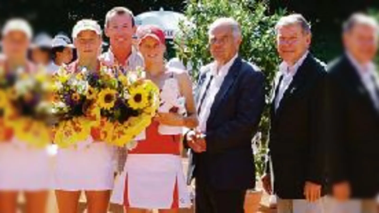 Freude über ein gelungenes Turnier: Finalistin Korina Perkovic, Turnierveranstalter Vladimir Werner, und Siegerin Josipa Bek neben Dr. Eberhard Mensing BTV-Präsident und STK-Vorsitzenden Dr. Ernst Huenges (v.l.).  (Foto: VA)