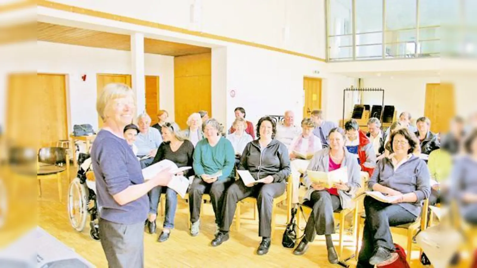 »Singen ohne Barrieren« lautet das Konzept des neuen Chores unter Leitung von Dorothea Leberfinger (l.).	 (Foto: Harald Hettich)