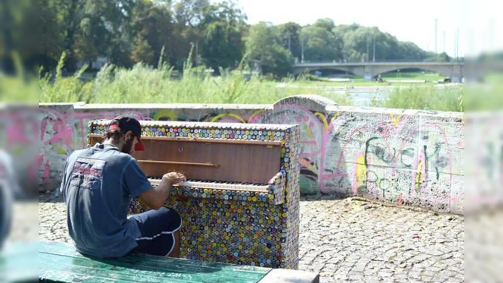 Lädt zum öffentlichen Konzert ein: Das »Isarigel«-Piano auf der Corneliusbrücke mit Blick auf die südliche Isar.	 (Foto: Sina Weber, Isarlust e.V. & die urbanauten)