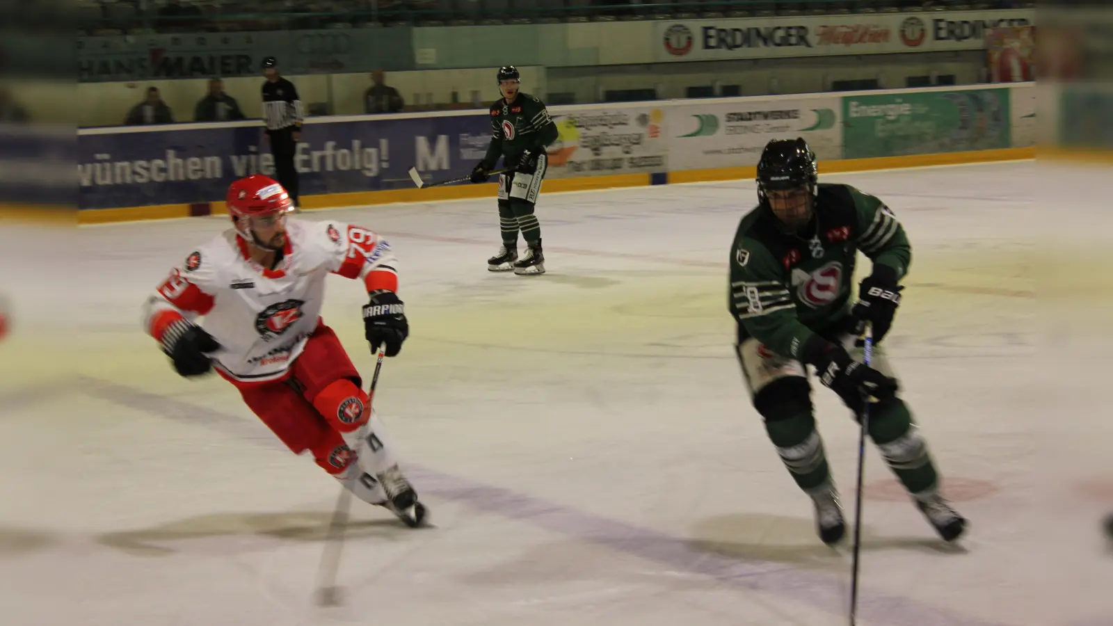 Stürmer Thomas Hummer (links) im Zweikampf mit Gladiators-Spieler Daniel Krzizok. (Foto: smg)