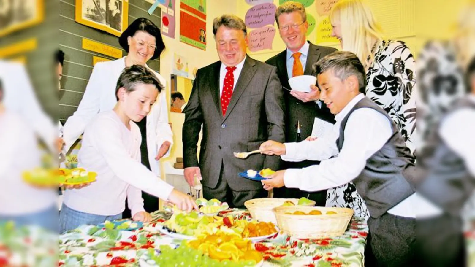 Freude hatten Schulamtsdirektorin Beate Eckert-Kalthoff, Landwirtschaftsminister Helmut Brunner, Kulturstaatssekretär Dr. Marcel Huber und Schuldirektorin Birgit Liebl (von links) daran, wie motiviert sich Kinder vom Obstsalat nahmen.   (Foto: Boschert)