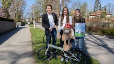 Freuen sich aufs oSTAradeln (v.l.): Landrat Stefan Frey, Radverkehrsbeauftragte Kathrin Theelen und Marie Makowka vom Mobilitätsmarketing des Landratsamtes. Bei allen Aktionen stets mit von der Partie: Radl-Rudi, das Radverkehrs-Maskottchen. (Foto: Stadt Starnberg)